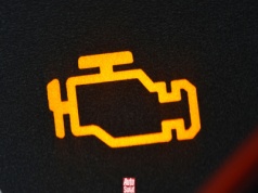 Wraz z zimą wrócił zły nawyk kierowców. Może szybko uszkodzić silnik. I to poważnie