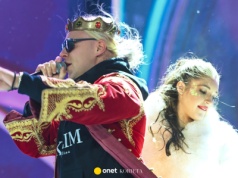 Samozwańczy król w szalonej stylizacji. Jego występ podzielił fanów