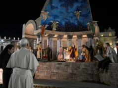 Watykan: papież modlił się przy szopce na placu św. Piotra