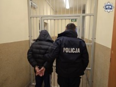 Miał podpalić kołdrę, pod którą spała jego żona. Został zatrzymany