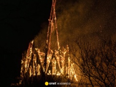 Płonie wieża zabytkowego kościoła w Amsterdamie. Dziesiątki domów ewakuowanych