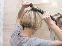 Krótkie włosy stylizuj w ten sposób. Odejmiesz sobie lat