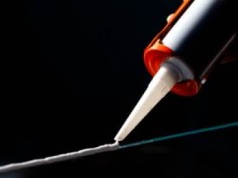 Naukowcy zaskakują. Stworzyli klej, który może holować samochód