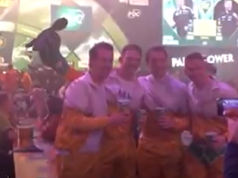 Na mistrzostwach świata w darcie piwo leje się litrami! Skąd wywodzi się zwyczaj?