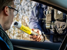 Policjant po cywilnemu może zatrzymać cię do kontroli. Skąd masz wiedzieć, że to nie oszust?