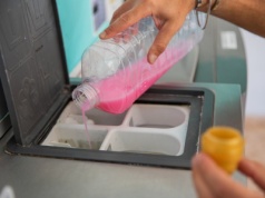 Trik z gąbką oszczędzi ci fortunę. Działa lepiej niż płyn do płukania