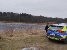 Krucha pułapka pod stopami. Policja ostrzega: lód to nie plac zabaw, to śmiertelne zagrożenie