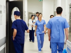 "Już nie lekarz, ale „osoba lecząca”. Dyrektorzy o zmianach przepisów w Kodeksie Pracy