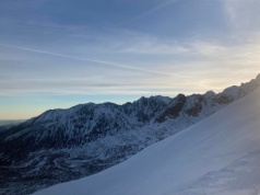 Na ferie zimowe wyjazdy głównie w góry i do ciepłych krajów