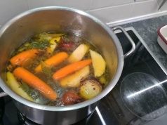 Nie dodawaj do rosołu na początku. Wyjdzie gorzki i mętny