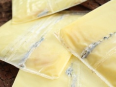 Tym nigdy nie smaruj chleba. Dietetycy ostrzegają przed najgorszym dodatkiem