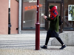 Zachęcając mieszkańców do pobierania „apki”, można iść bardzo różnymi drogami. Nic na siłę