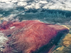 "Wampirze jezioro" w sercu świata. Legendy mówią, że zamienia zwierzęta w kamień