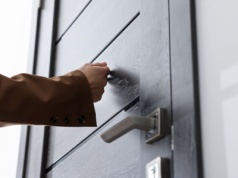 Kontrole pukają do drzwi i sprawdzają, kto jest w środku. Tysiące adresów na liście