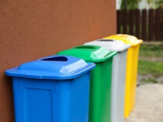 Pojawiły się białe pojemniki do segregacji odpadów. Wiesz, co do nich wrzucać?