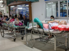 Opieka korytarzowa staje się codziennością w brytyjskich szpitalach