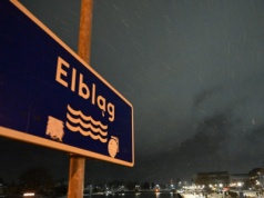 Rzeka przerwała wał przeciwpowodziowy pod Elblągiem. Trwa akcja służb