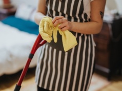 90 proc. gospodarstw robi to nielegalnie. Niemcy udają, że to "przysługa"