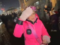 Kolejny „Sylwester w Kolonii”. Streamerka obrzucona petardami podczas transmisji na żywo
