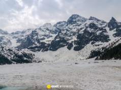 Incydenty nad Morskim Okiem w czasie sylwestra. Kobieta zaczęła jeździć na łyżwach