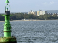 Sztorm wyrzucił na plaże w Jantarze i Kątach Rybackich duże boje nawigacyjne