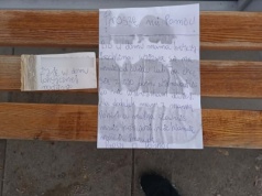 Rozpaczliwy list na jednym z warszawskich przystanków. "Mama w domu krzyczy. Ja chcę się z tego domu wyprowadzić"