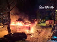 Pożar altany śmietnikowej na Bielanach. Uszkodzone dwa zaparkowane auta