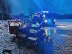 Zderzenie skody z volvo. Dwie osoby ranne i całkowicie zablokowana droga