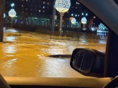 Plac Centralny pod wodą. Pękła rura, zalane torowisko i ulice, tramwaje na objazdach