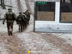 Nietypowy widok na polu bitwy w Ukrainie. Operator drona zauważył tektury w oknach