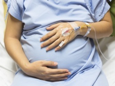 Zmiany dla ciężarnych weszły w życie. Porody bez porodówek i nowy standard opieki