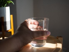 Pijesz wodę przed snem? To błąd, którego skutki możesz odczuć w nocy