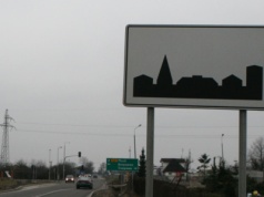 Ten znak wygląda niepozornie. Kierowcy tracą przez niego prawo jazdy