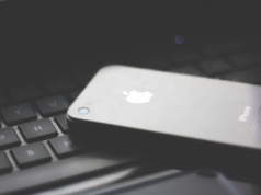 Łukasz, Bohdan i Karyna wyłudzali telefony od operatorów. Odpowiedzą za 108 przestępstw