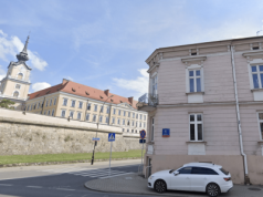 Kamienica vis-à-vis Zamku idzie pod młotek. Miasto: „To ruina bez łazienek”, PiS: „Wyprzedaż majątku”