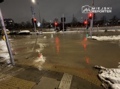 Kilkanaście awarii wodociągowych w Nowy Rok w Warszawie, zalane ulice. Kilkadziesiąt budynków bez wody