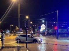 Plac Centralny w Nowej Hucie pod wodą. Utrudnienia w ruchu