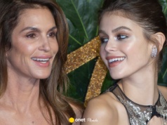 24-letnia Kaia Gerber z partnerem na plaży. Z nimi Cindy Crawford i rodzina