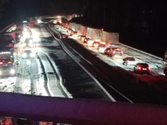 Tesla bez świateł w korku na S7. Ludzie w środku zamarzli? Nie, to automat, który wyłącza światła na postoju