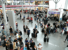 Tajemniczy mężczyzna z zagłuszarką na Okęciu. Służby badają sprawę