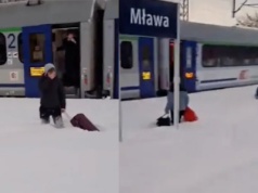 Kpiny z dworca PKP w Mławie. Czy pasażer ma mieć ze sobą łopatę do śniegu?