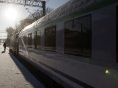 Pociąg do Gdyni utknął w śniegu na Mazurach. Jest pomoc, skład będzie mógł dotrzeć do celu
