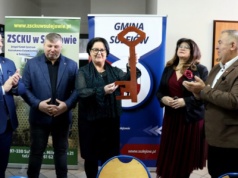 Historyczny powrót „liceum” do macierzy. Gmina Sulejów oficjalnie przejęła budynek przy ul. Milejowskiej