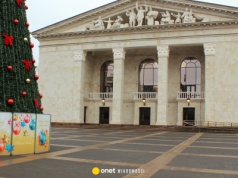 "Śpiew i taniec na kościach". Rosjanie imprezują w miejscu śmierci setek ludzi