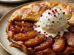 ​Tarte Tatin. Francuski klasyk w intrygującej kompozycji – z "pleśniowymi" lodami i różowym pieprzem