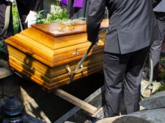 Nowe regulacje dotyczące pogrzebów wchodzą w życie. Polacy długo się o to upominali