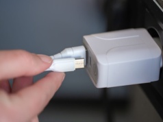 Oto jak uniknąć juice jacking, czyli kradzieży danych podczas ładowania telefonu