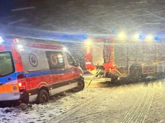 Dramat na S7. Karetka z pacjentami utknęła w zaspie