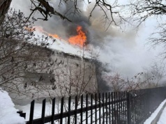 Pożar budynku gospodarczego. Ogień strawił budynek, zaparkowane pojazdy i wyposażenie