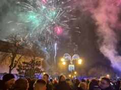 Mieszkańcy regionu przywitali 2026 rok na Placu Legionów w Wieluniu (zdjęcia)